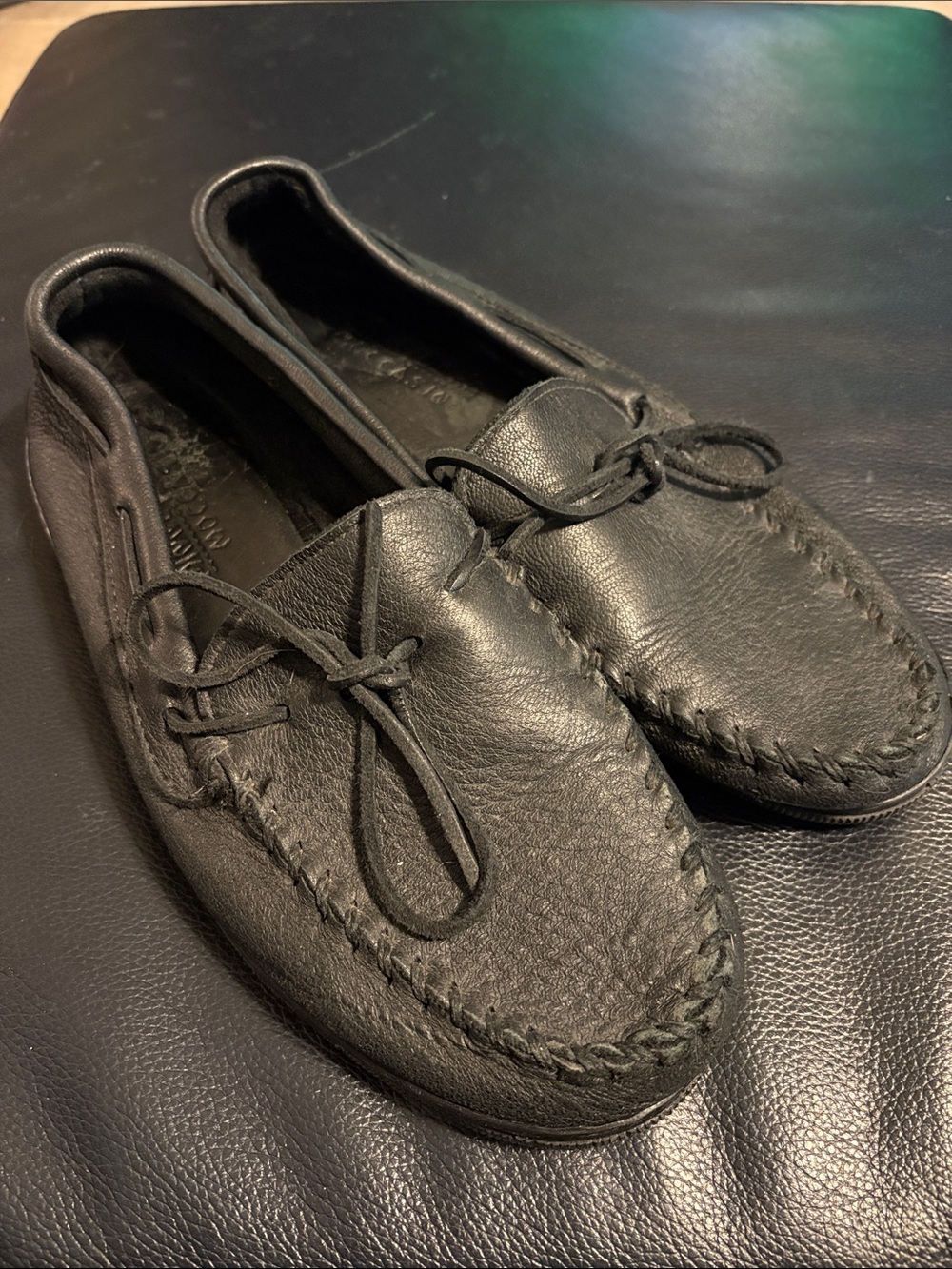 Minnetonka Men's Moosehide Classic Slippers - Black Leather